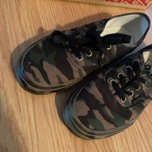 Camouflage Vans Size 7.5